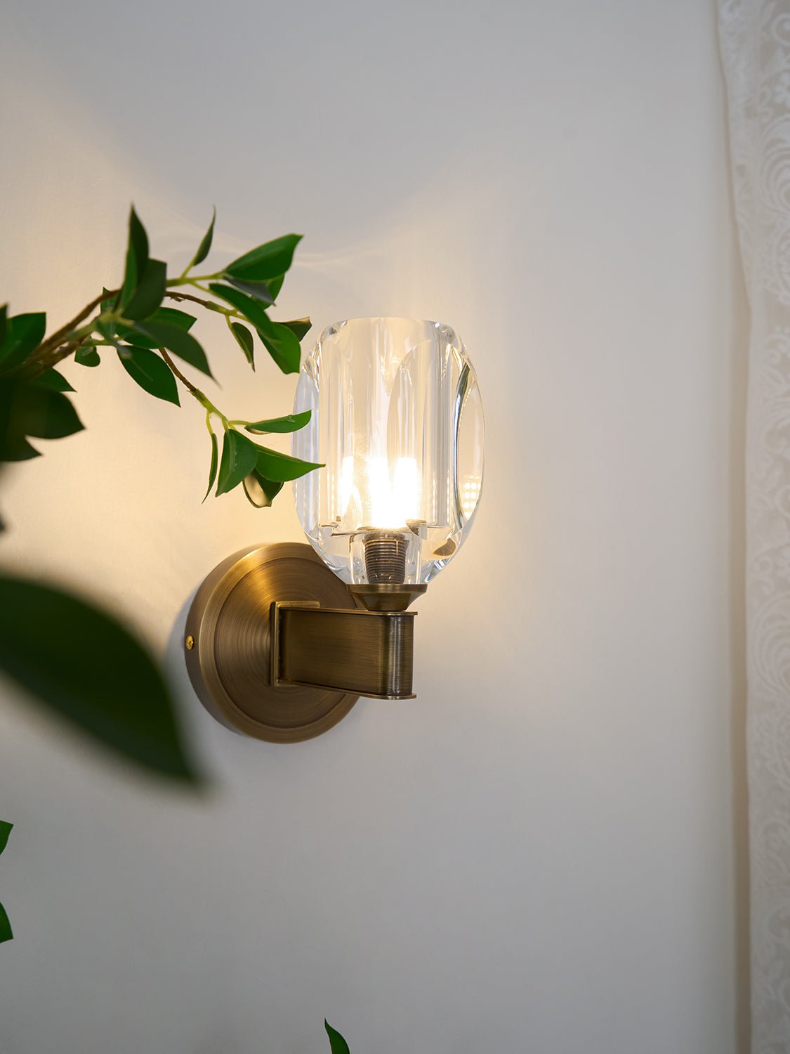 Tostor vägglampa i exklusivt nordiskt konstglas med diamantformad kristall