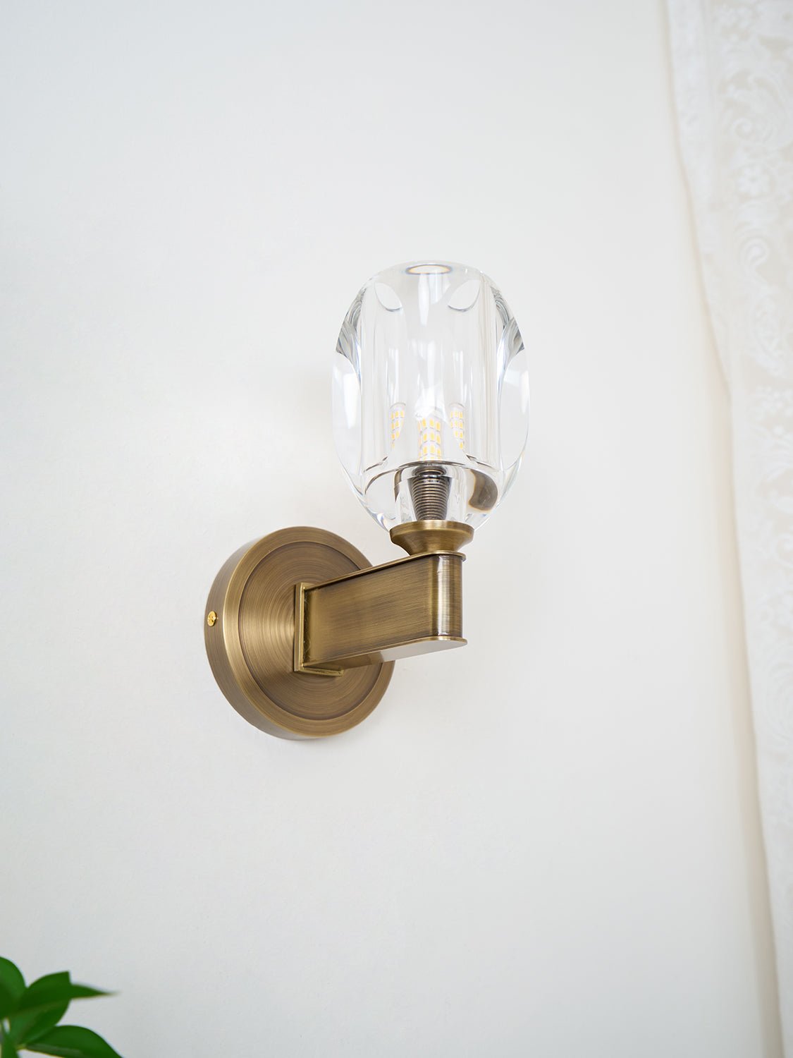 Tostor vägglampa i exklusivt nordiskt konstglas med diamantformad kristall