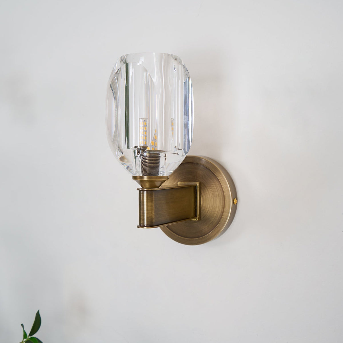 Tostor vägglampa i exklusivt nordiskt konstglas med diamantformad kristall