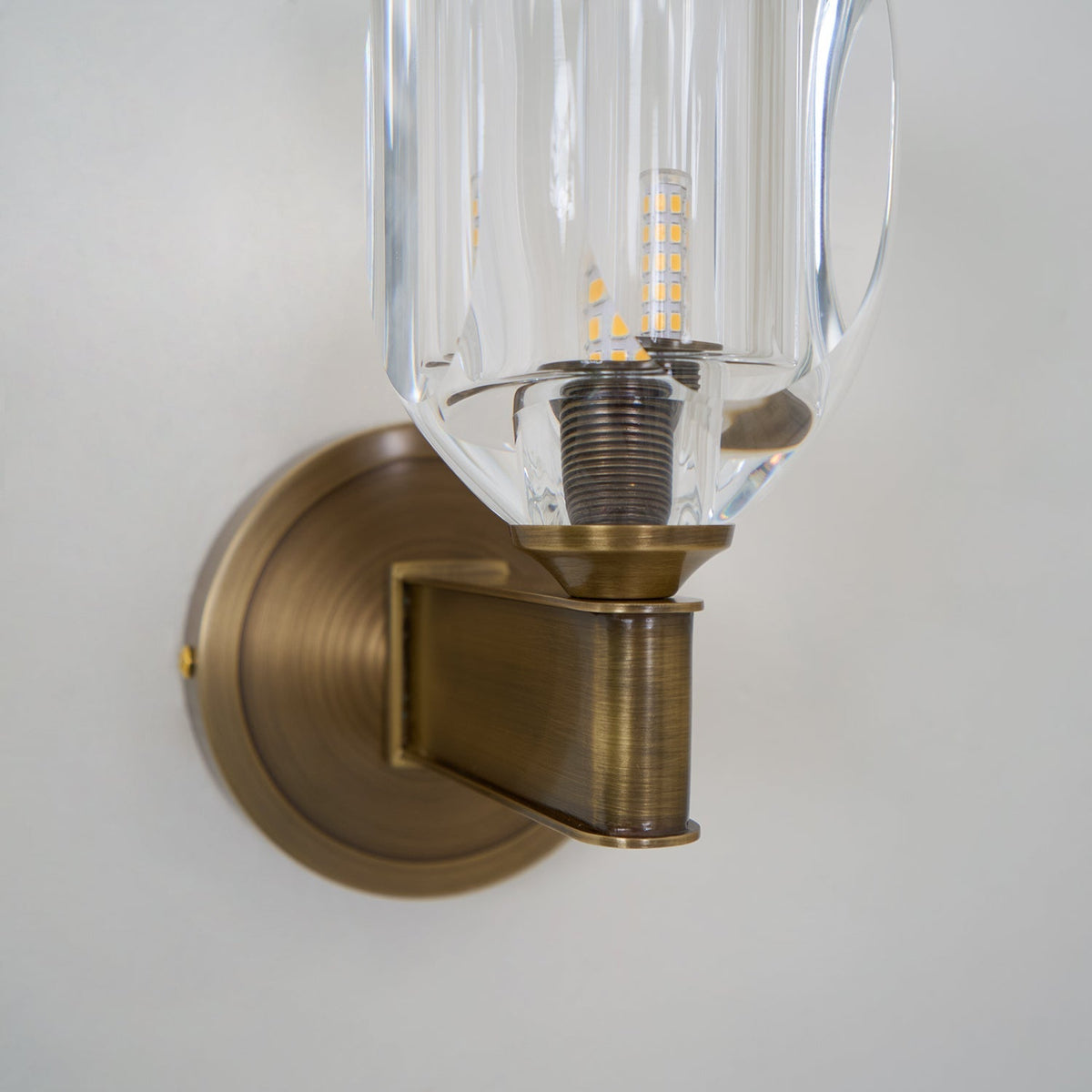 Tostor vägglampa i exklusivt nordiskt konstglas med diamantformad kristall