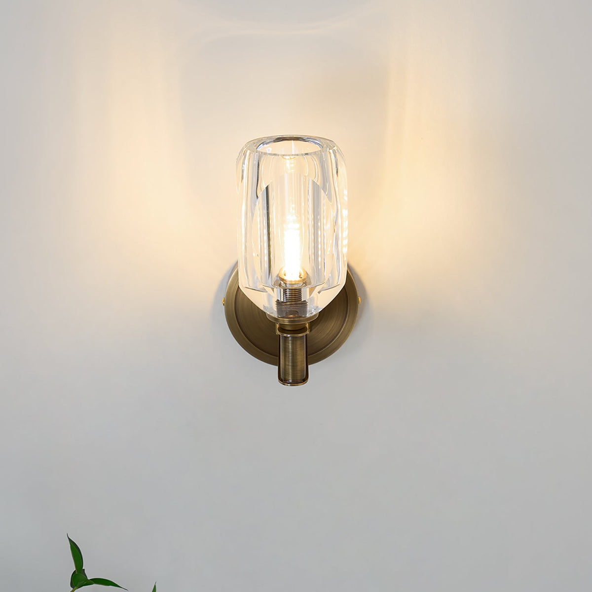 Tostor vägglampa i exklusivt nordiskt konstglas med diamantformad kristall