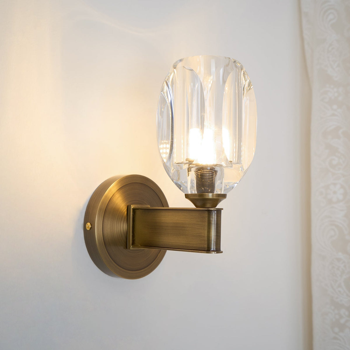 Tostor vägglampa i exklusivt nordiskt konstglas med diamantformad kristall