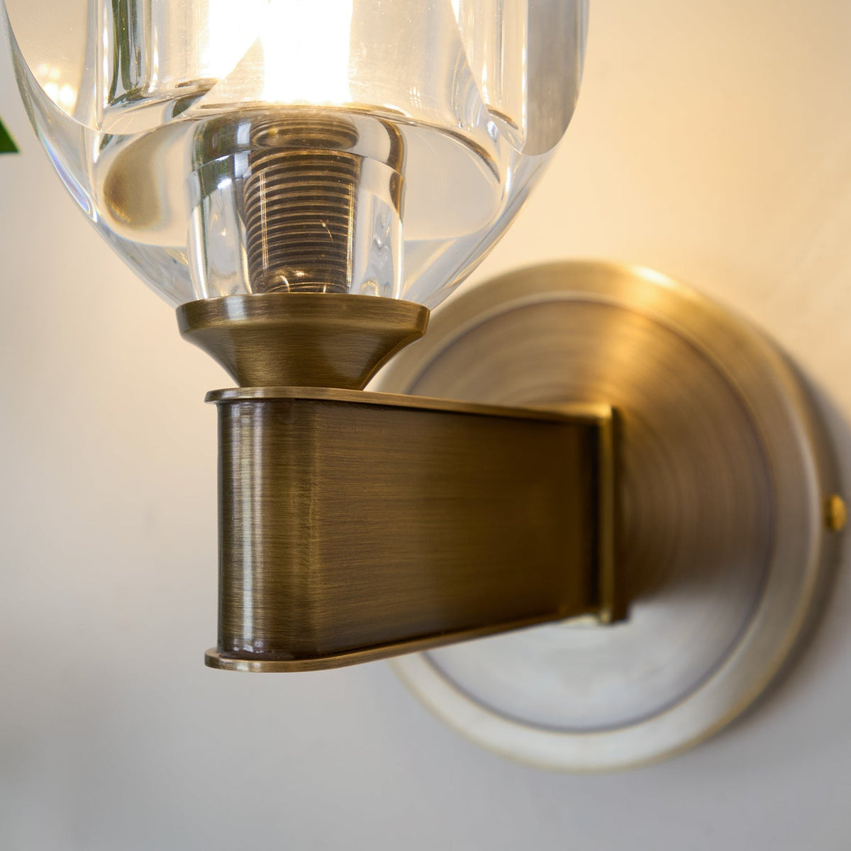 Tostor vägglampa i exklusivt nordiskt konstglas med diamantformad kristall