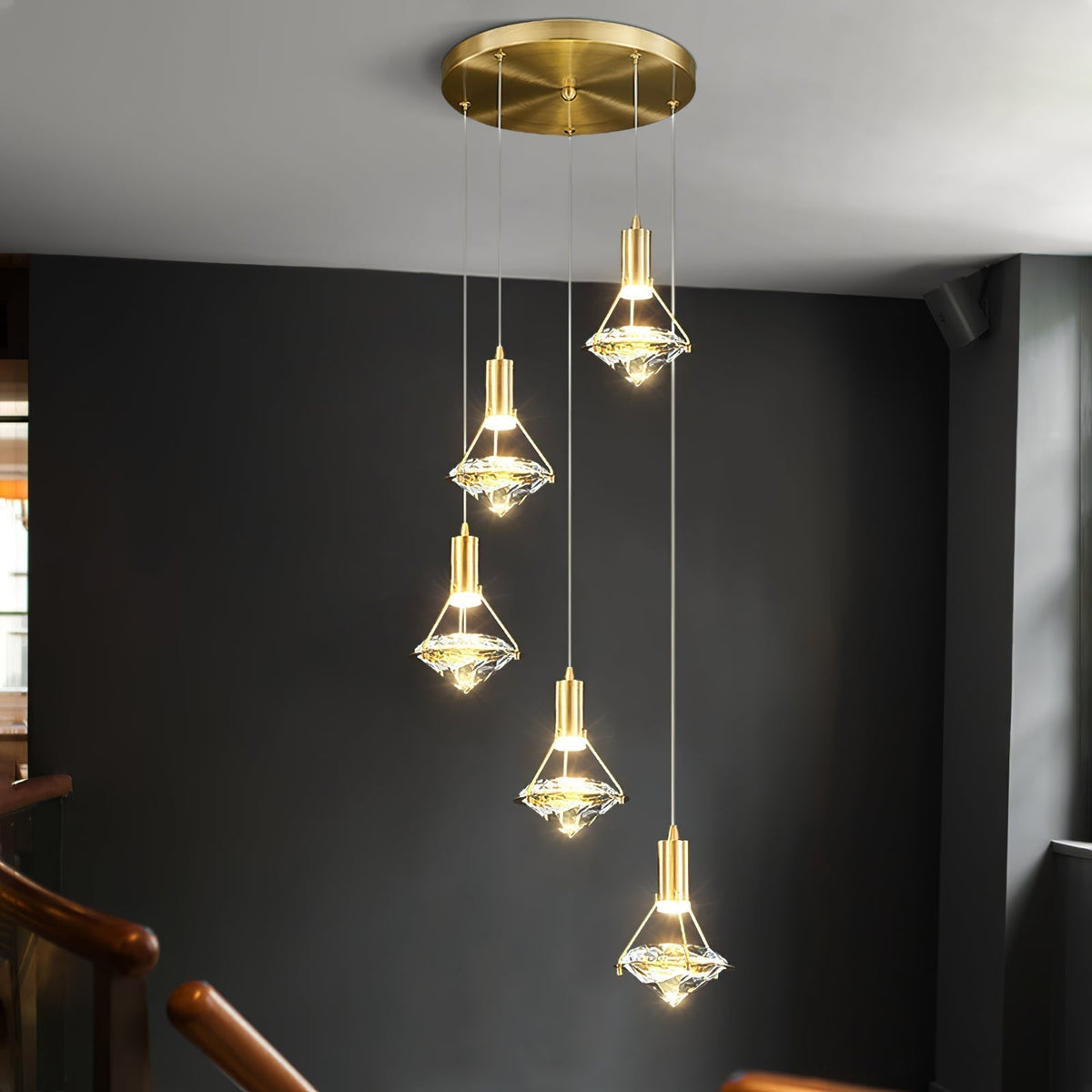 Candeeiro suspenso Cira em latão e cristal, elegante