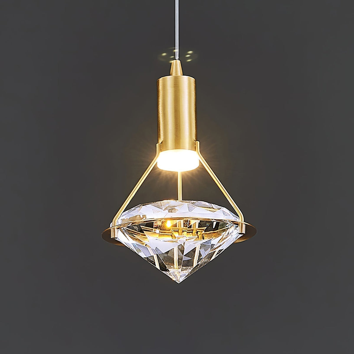 Candeeiro suspenso Cira em latão e cristal, elegante