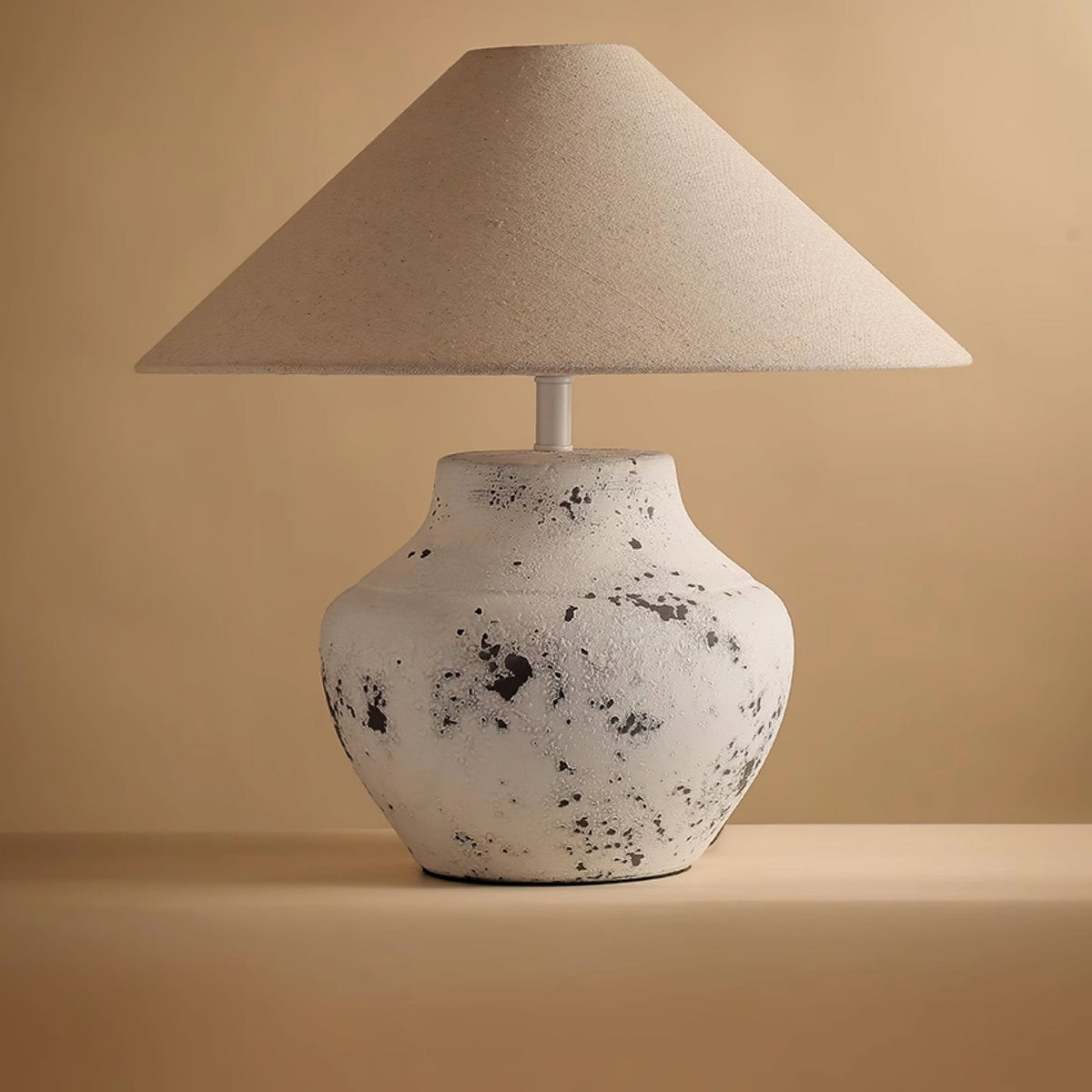 Atticus modern bordslampa i keramik