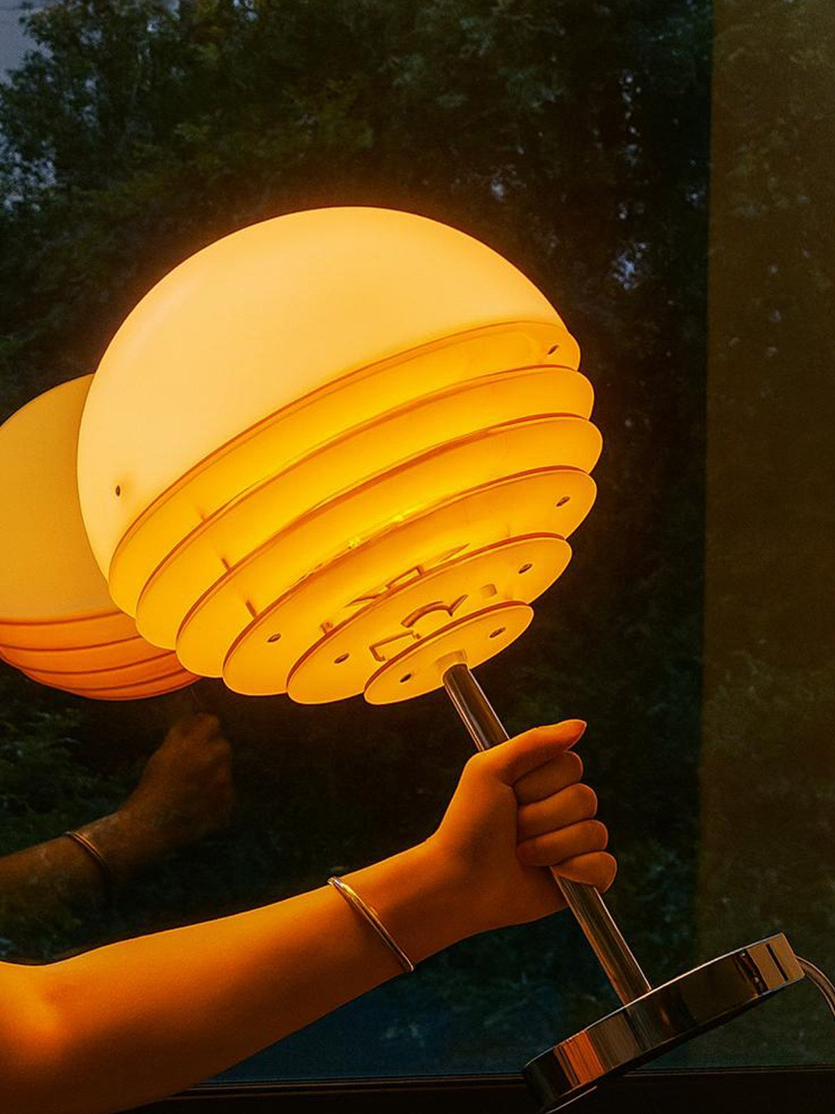 Bordlampe med kuppellameller