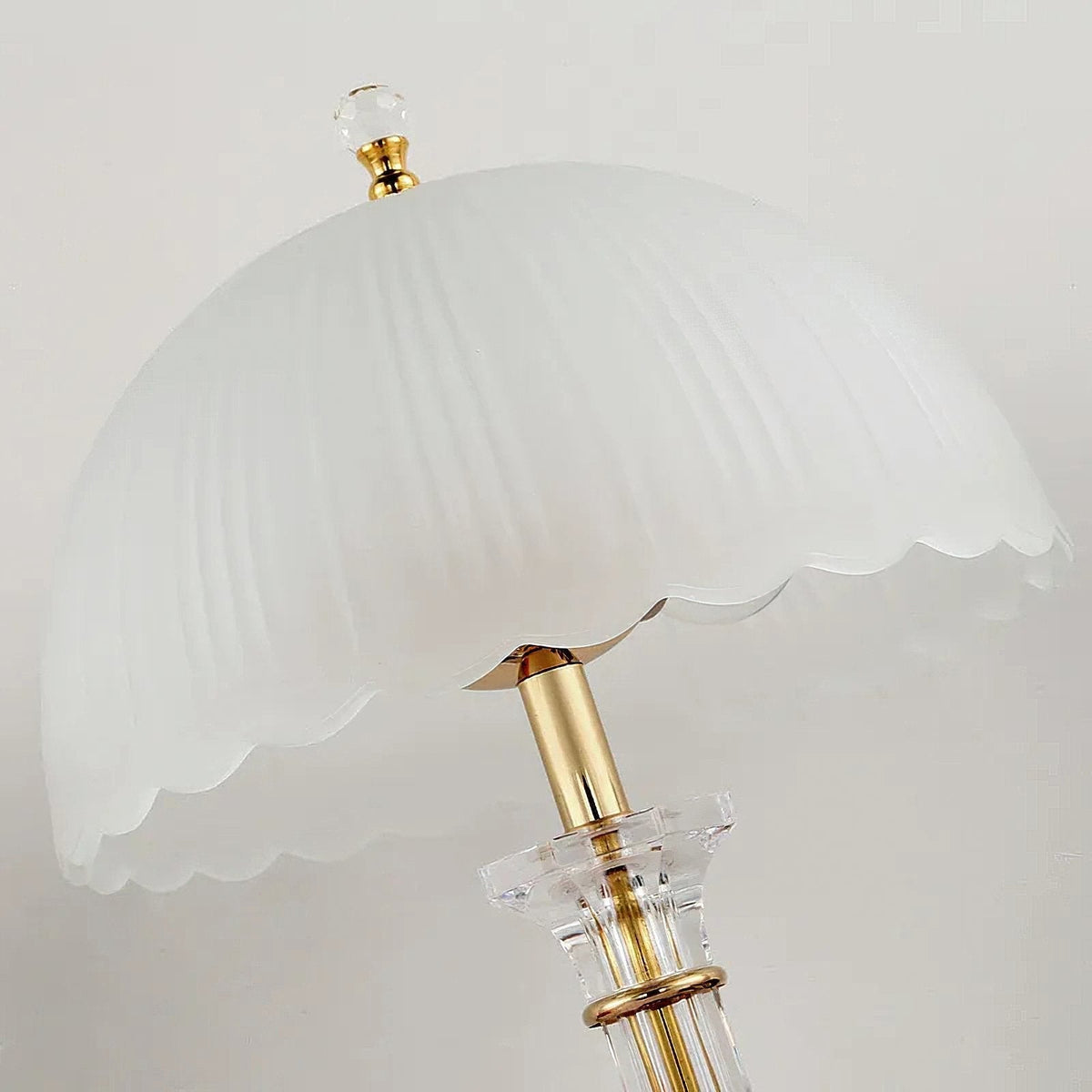 Belle välvd bordslampa i glas
