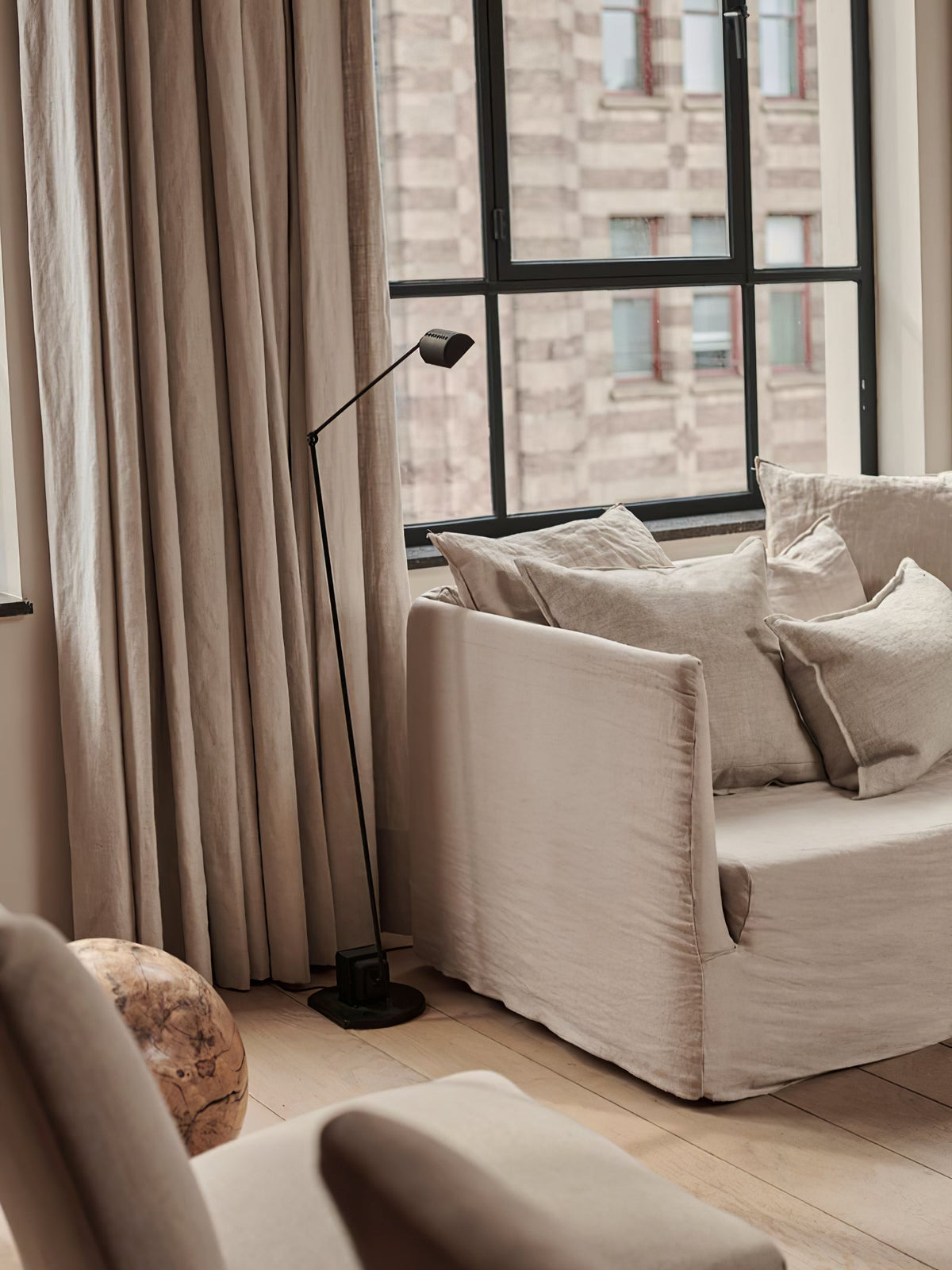 Nerilux justerbar gulvlampe
