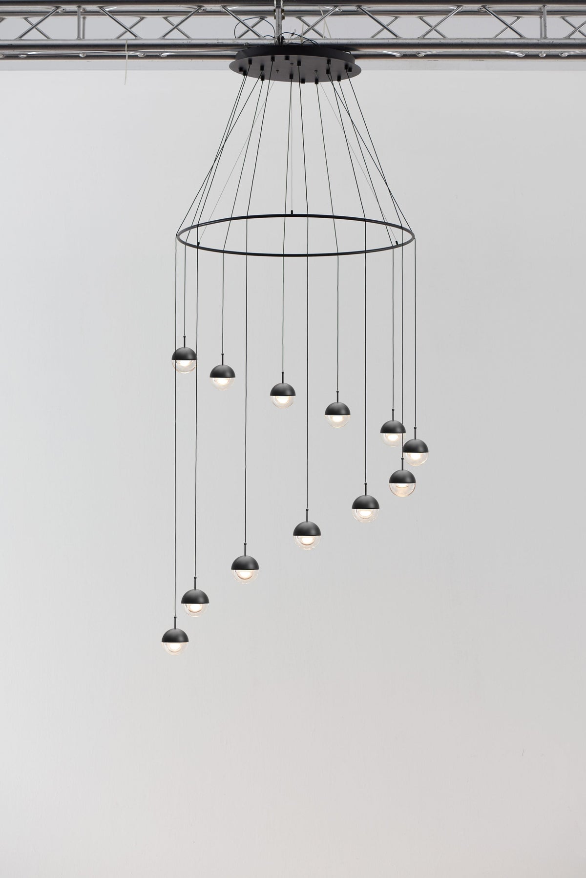 Zaneth minimalistisk pendellampe i stål og glas med flere ophæng til trappe