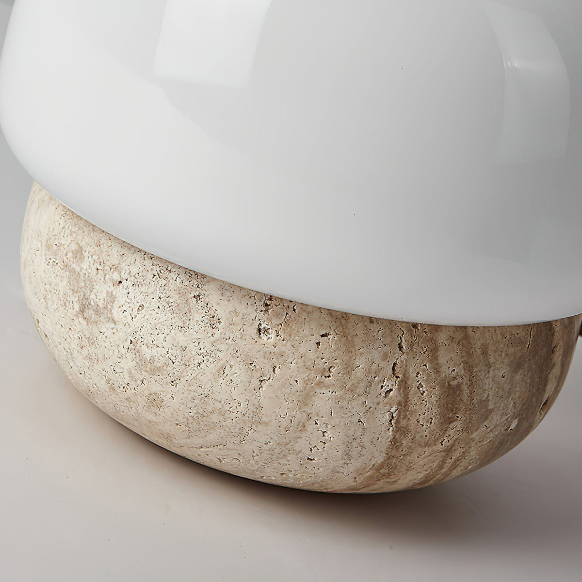 Candeeiro de mesa Eldoreth com base em cúpula de travertino