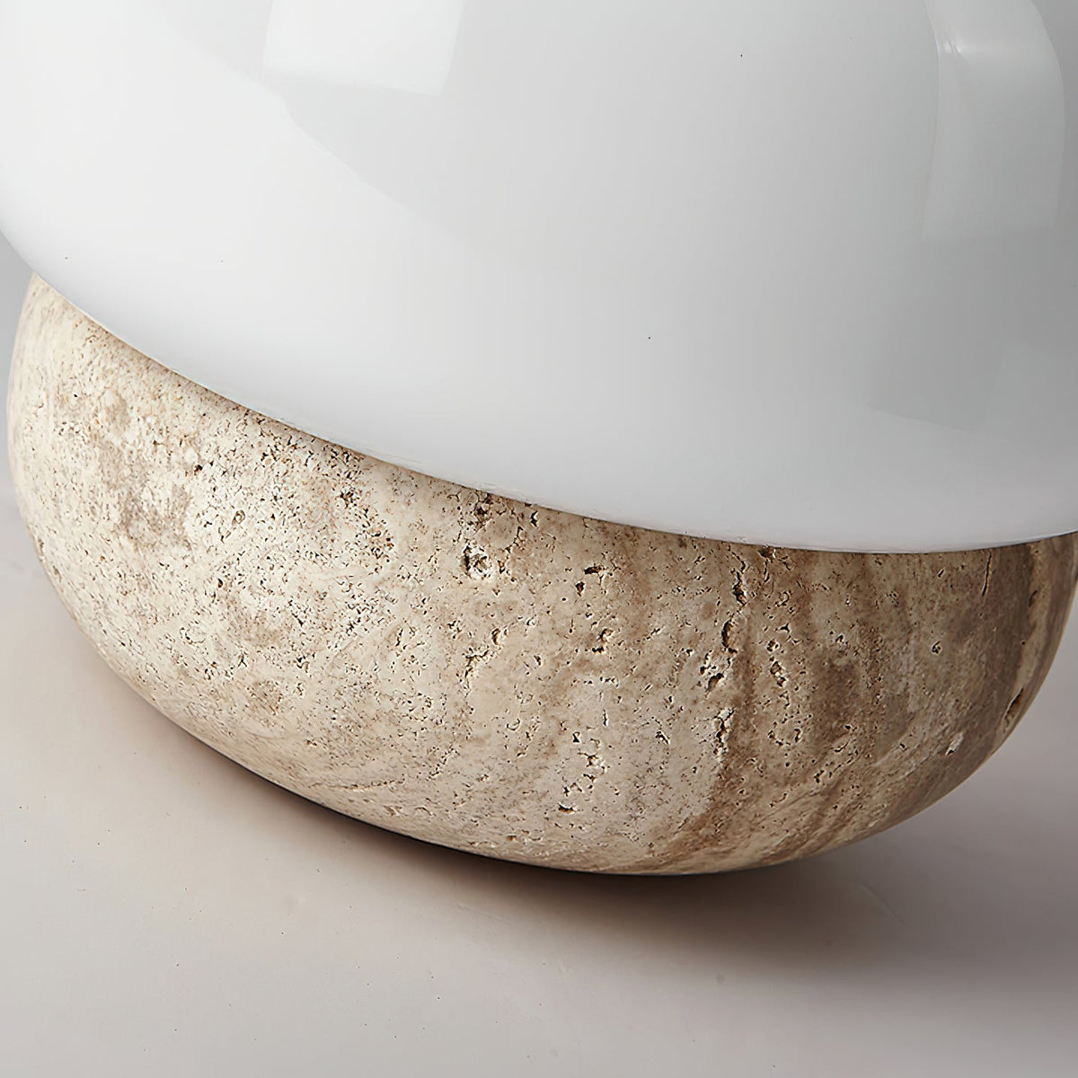 Candeeiro de mesa Eldoreth com base em cúpula de travertino
