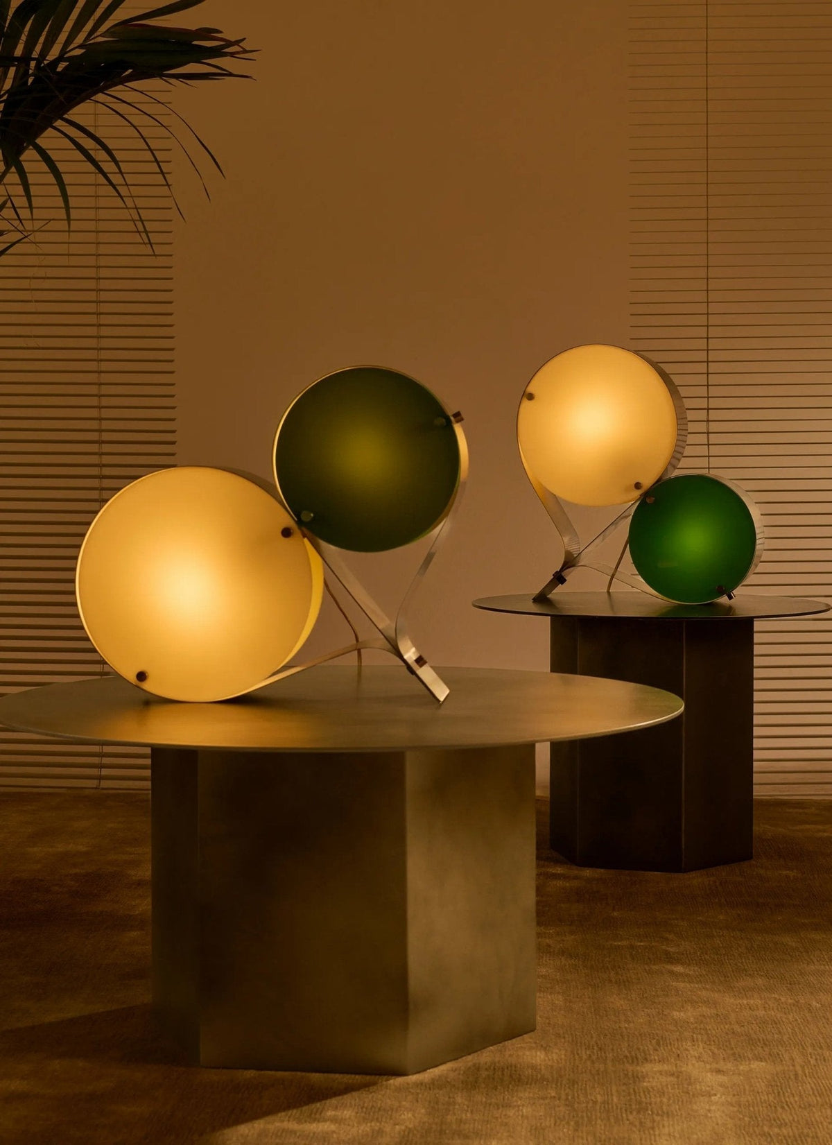 Duet-bordlampe med svævende skiver