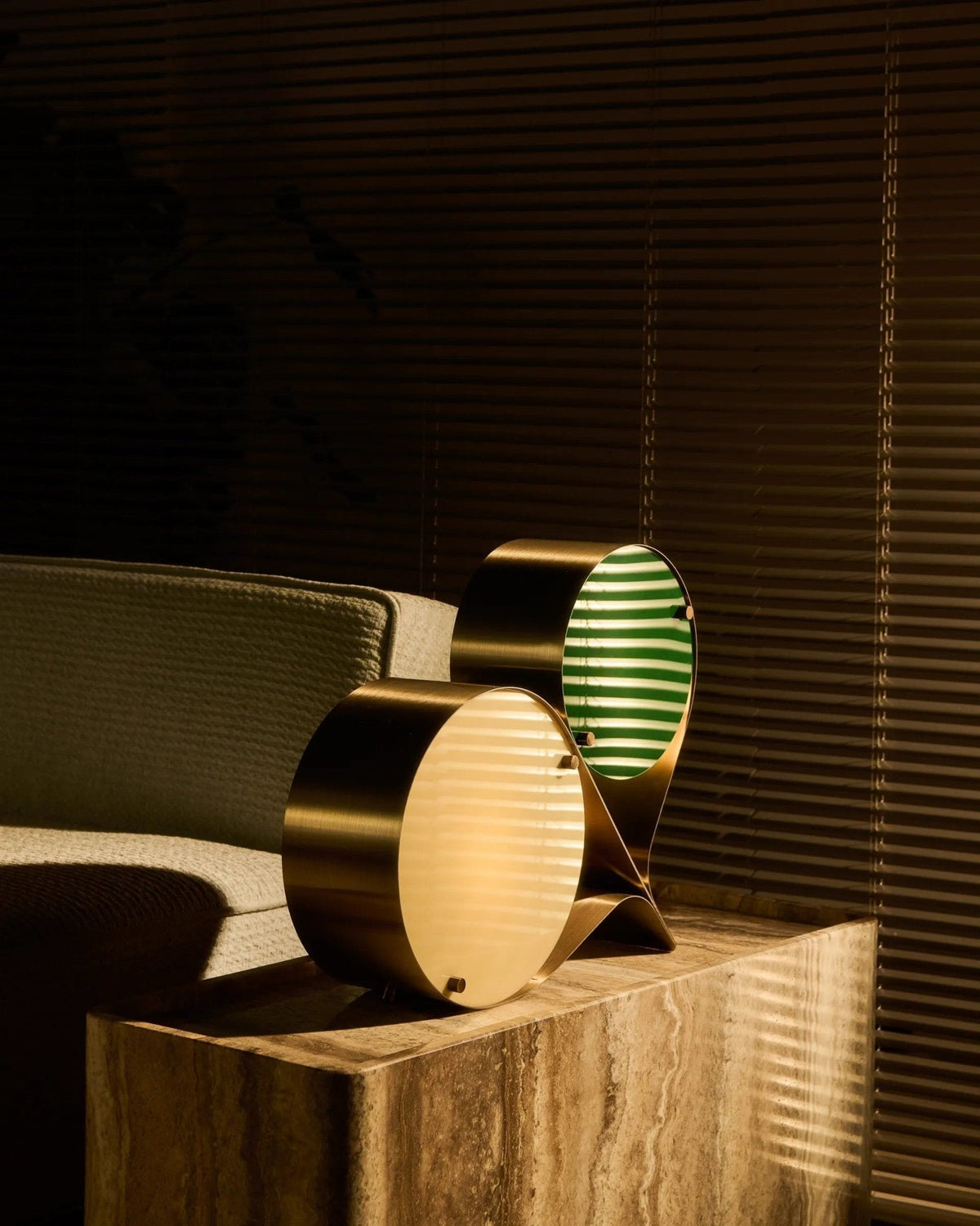 Duet-bordlampe med svævende skiver
