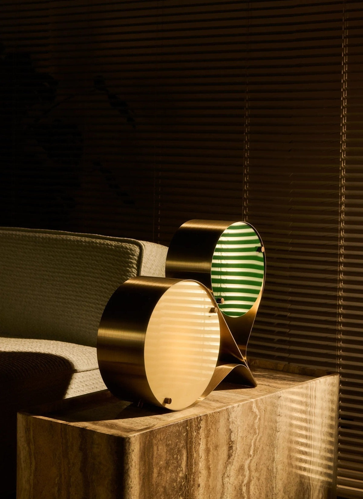 Duet-bordlampe med svævende skiver