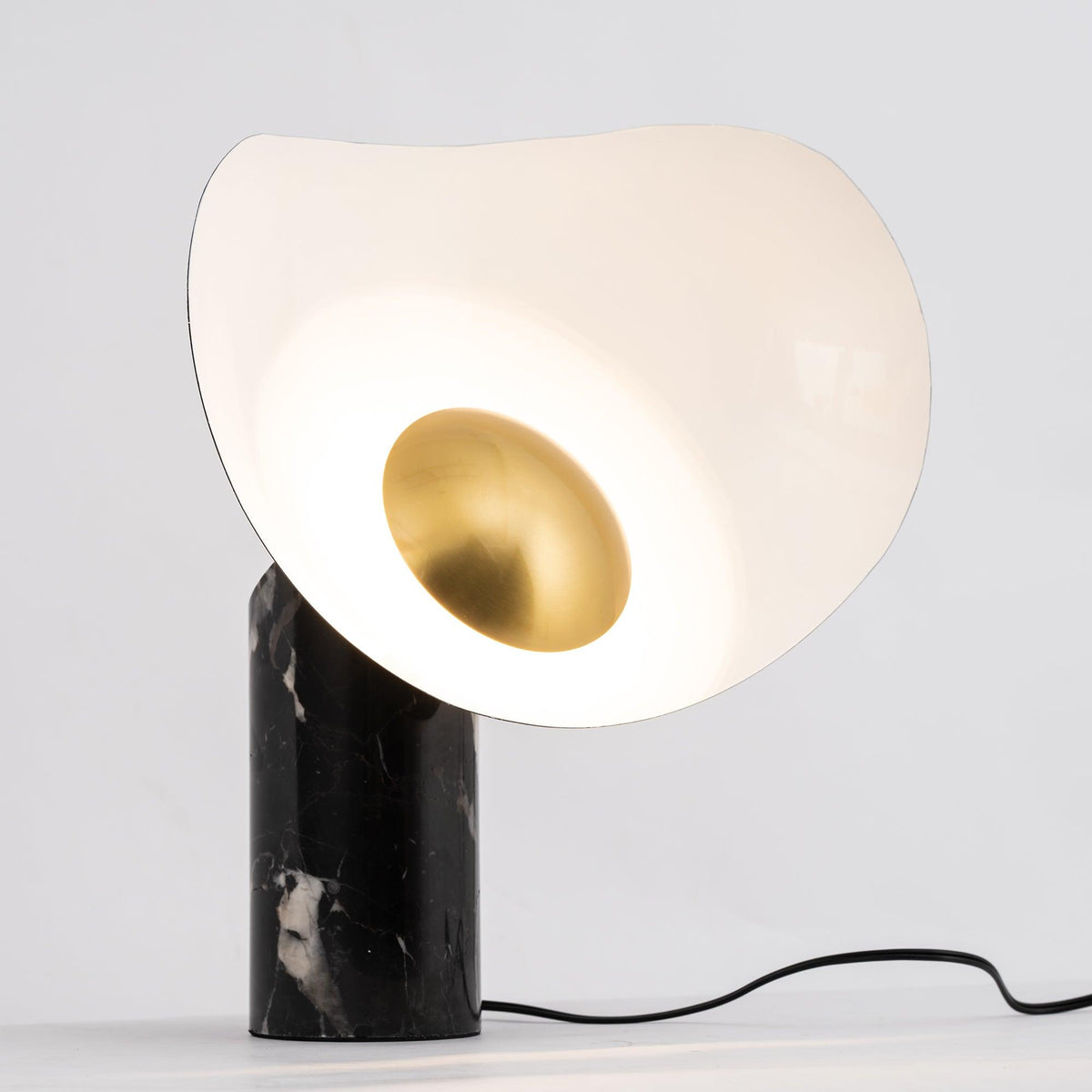 Astelor moderne bordlampe i marmor