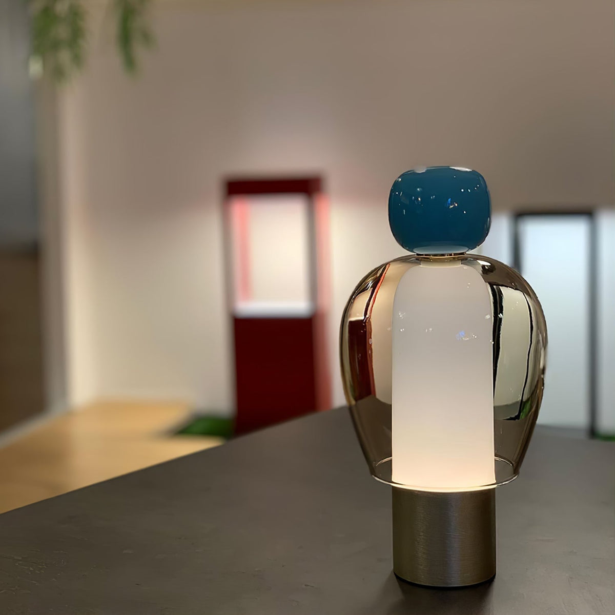 Nara kunstnerisk bordlampe i glas