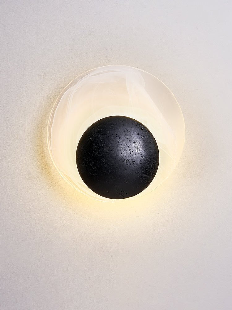 Orla Cosmica Eclipse vegglampi úr svörtu travertíni með skel