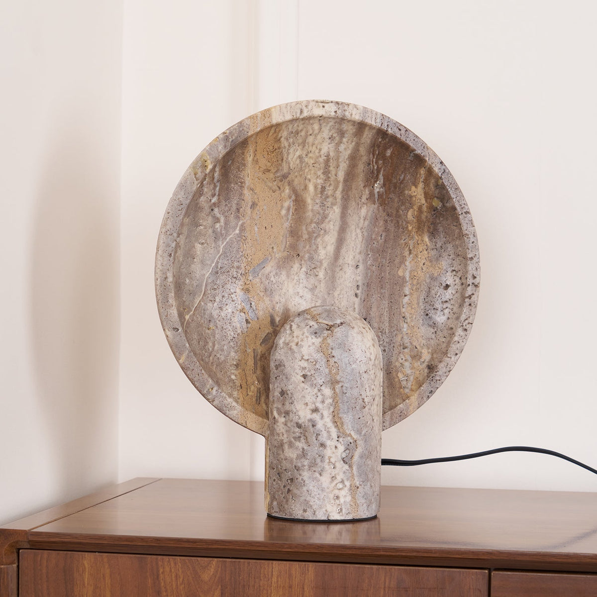 Valemu travertínborðlampi með undirlagi í diskahönnun