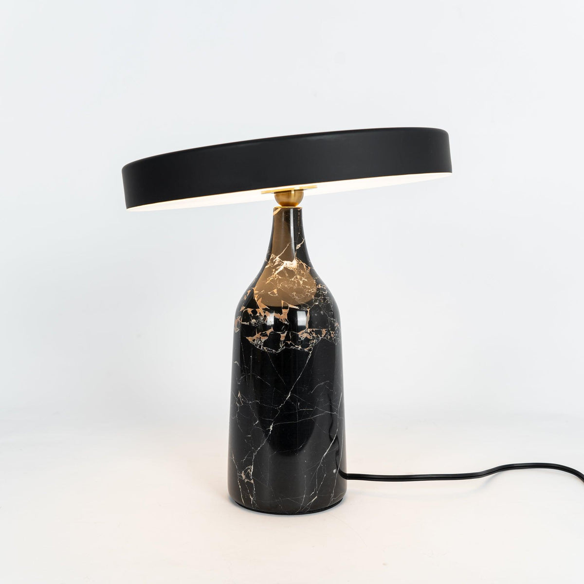 Astrian minimalistisk marmorbordlampe