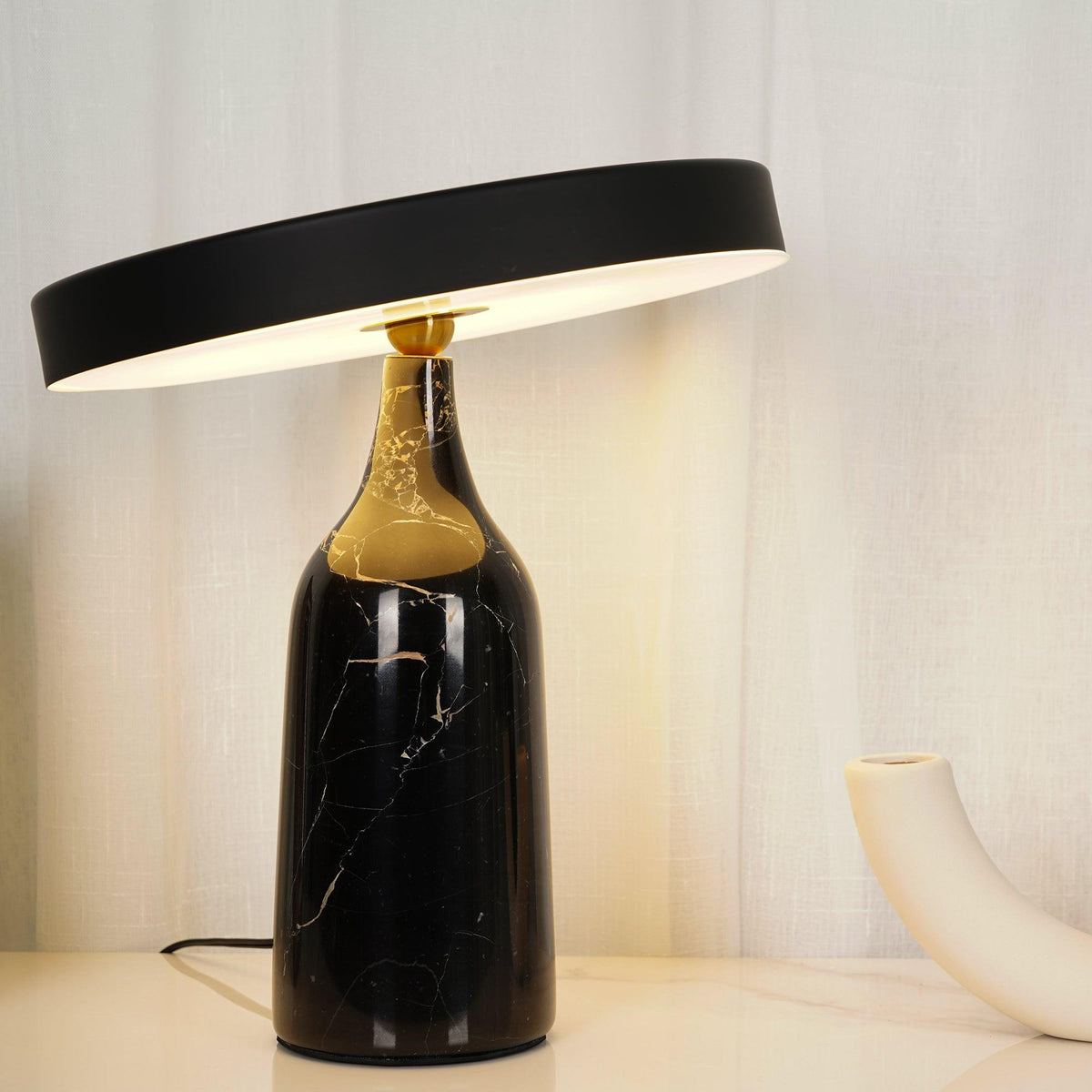 Astrian minimalistisk marmorbordlampe