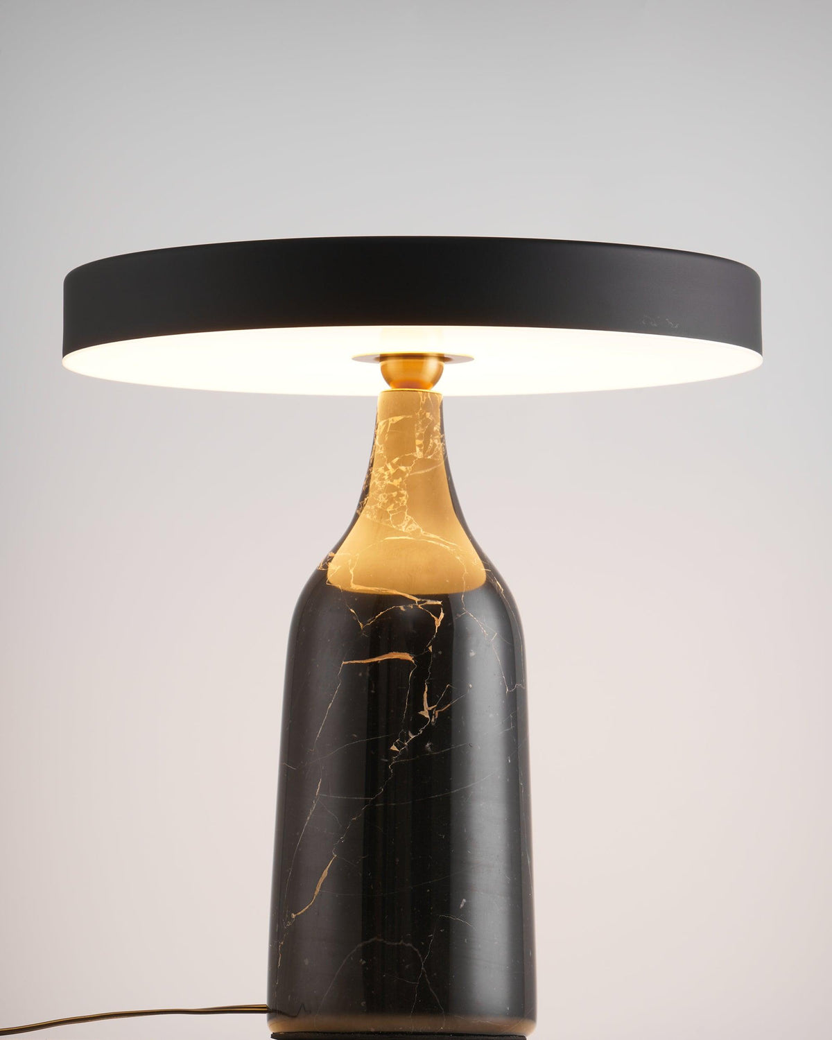 Astrian minimalistisk marmorbordlampe