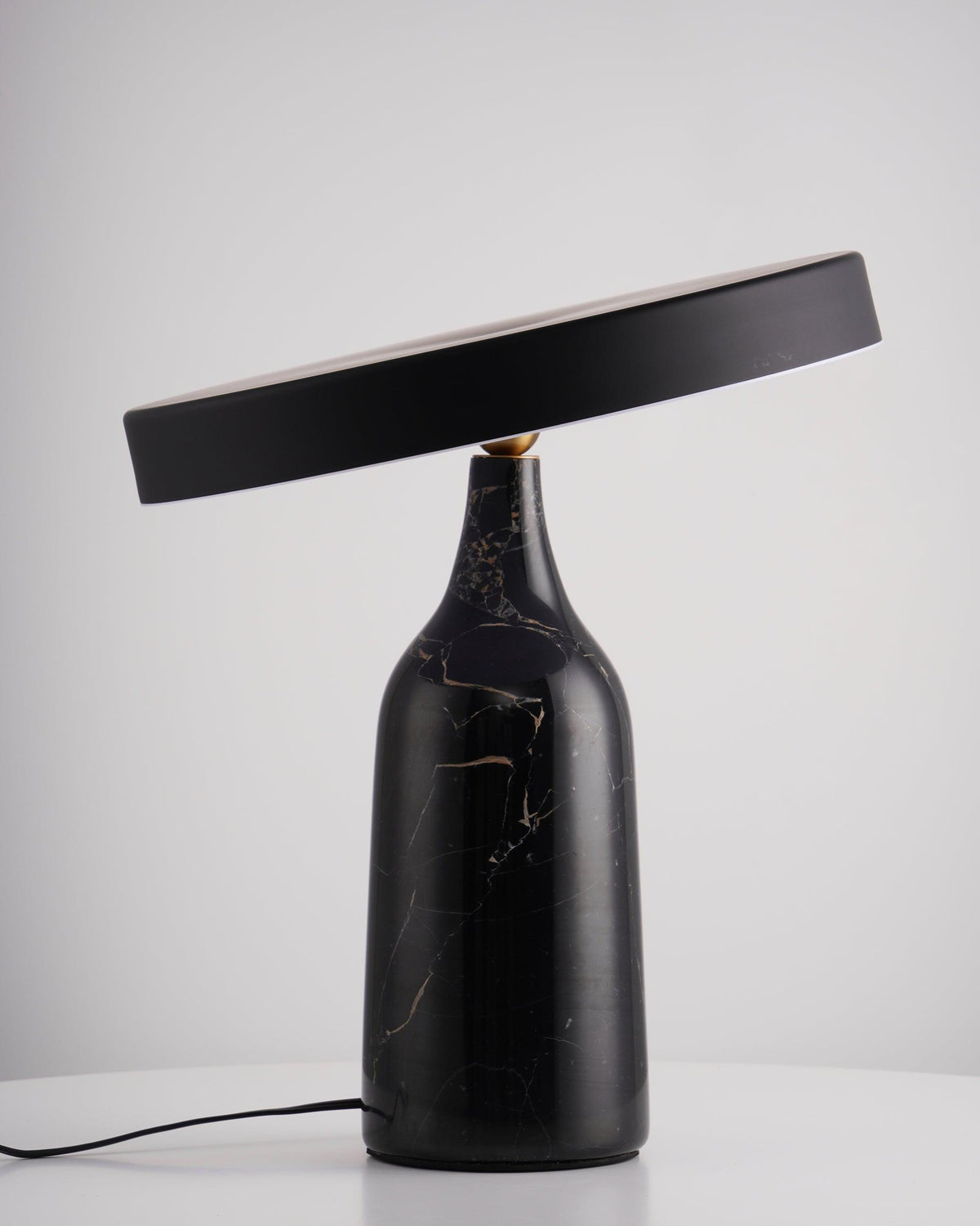 Astrian minimalistisk marmorbordlampe
