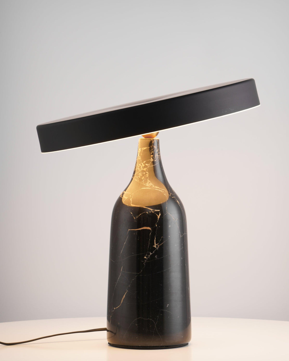 Astrian minimalistisk marmorbordlampe