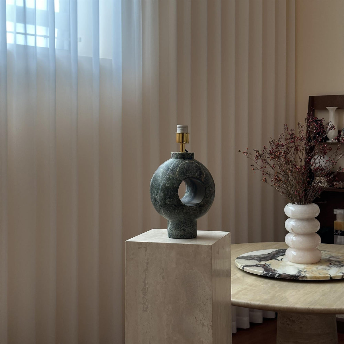 Hollie-bordlampe i marmor