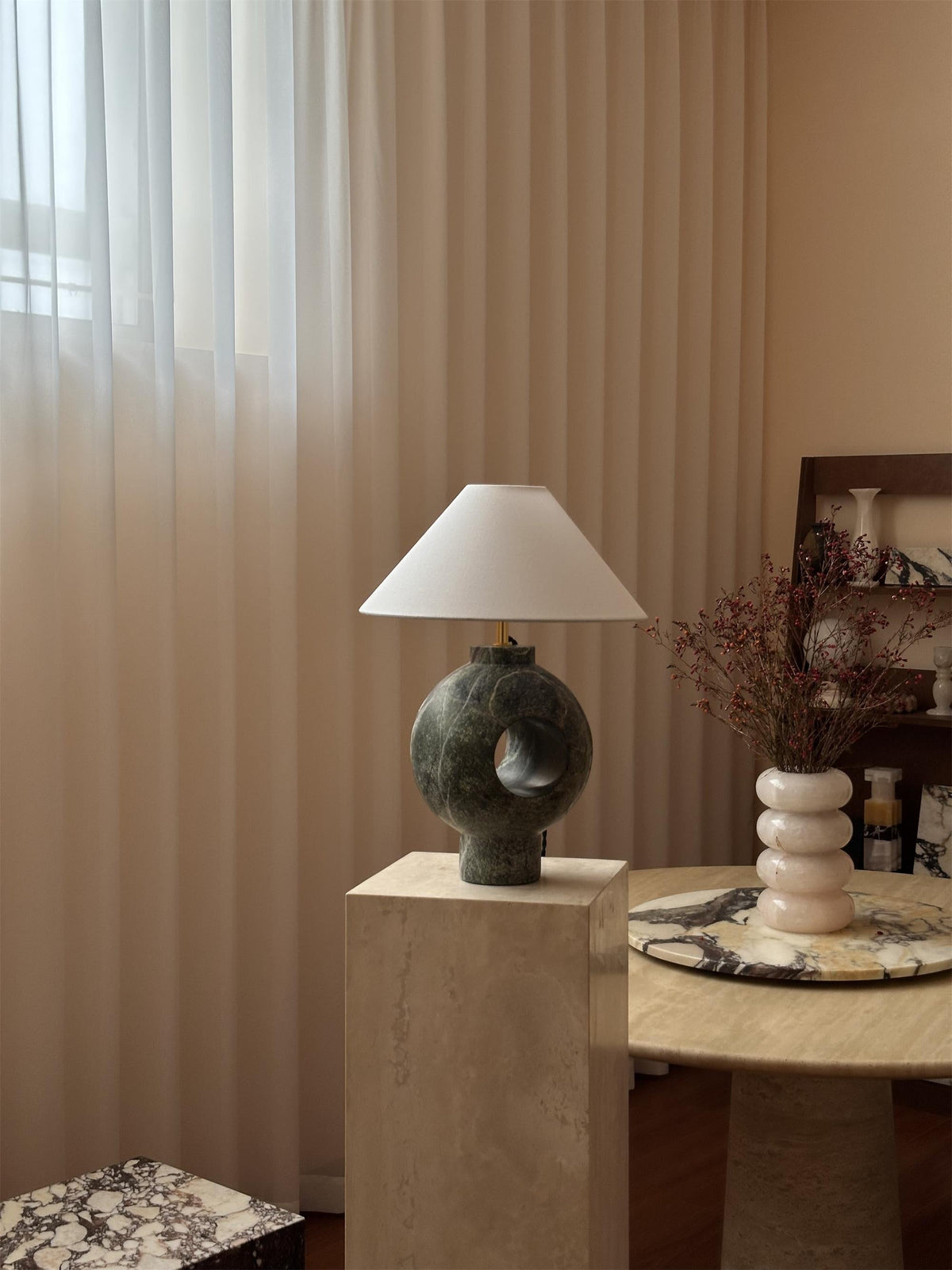 Hollie-bordlampe i marmor