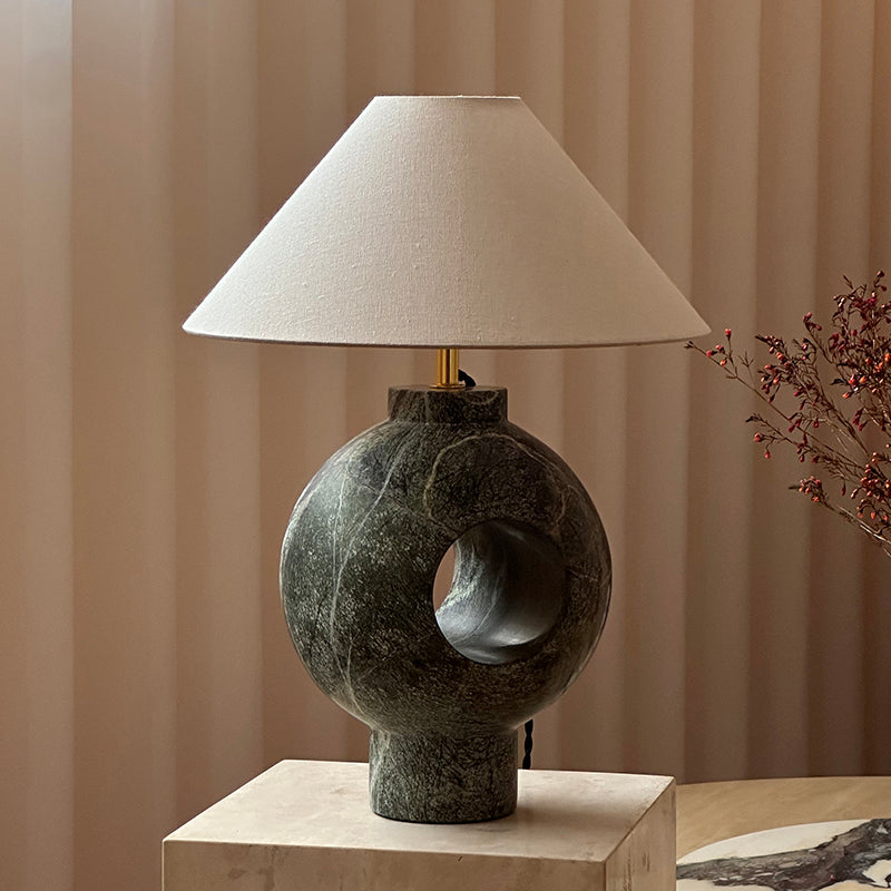 Hollie-bordlampe i marmor