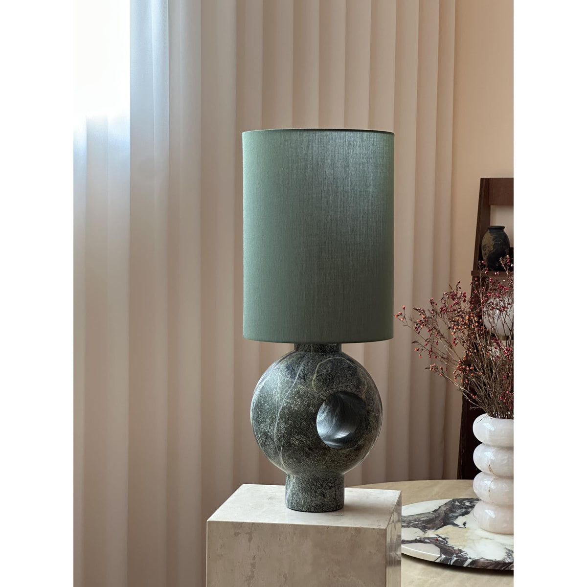 Hollie-bordlampe i marmor