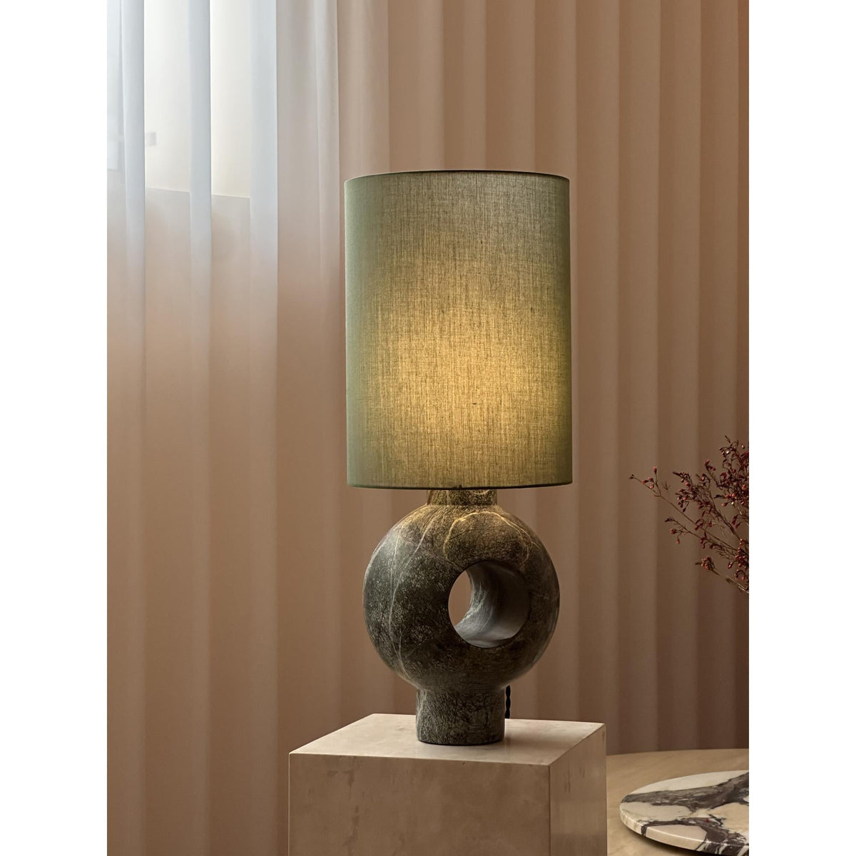 Hollie-bordlampe i marmor