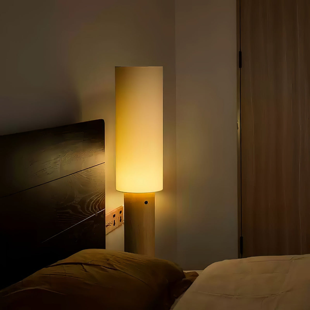 Uvynir cylindrisk golvlampa i trä