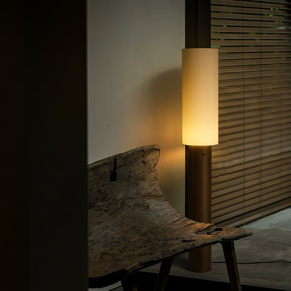 Uvynir cylindrisk golvlampa i trä