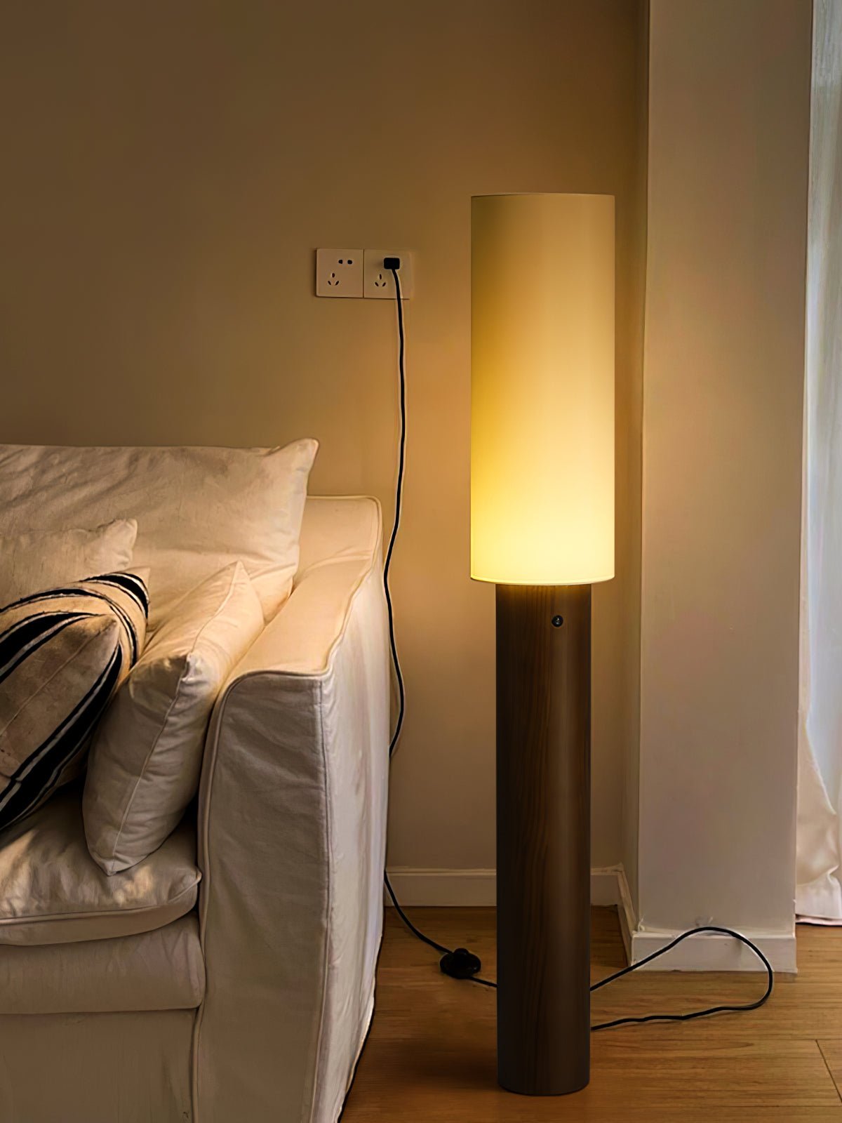 Uvynir cylindrisk golvlampa i trä