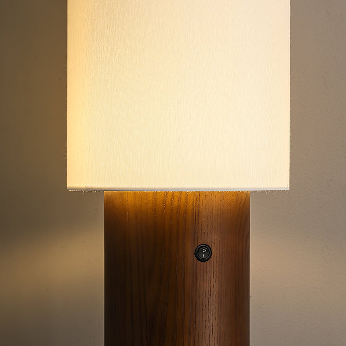 Uvynir cylindrisk golvlampa i trä