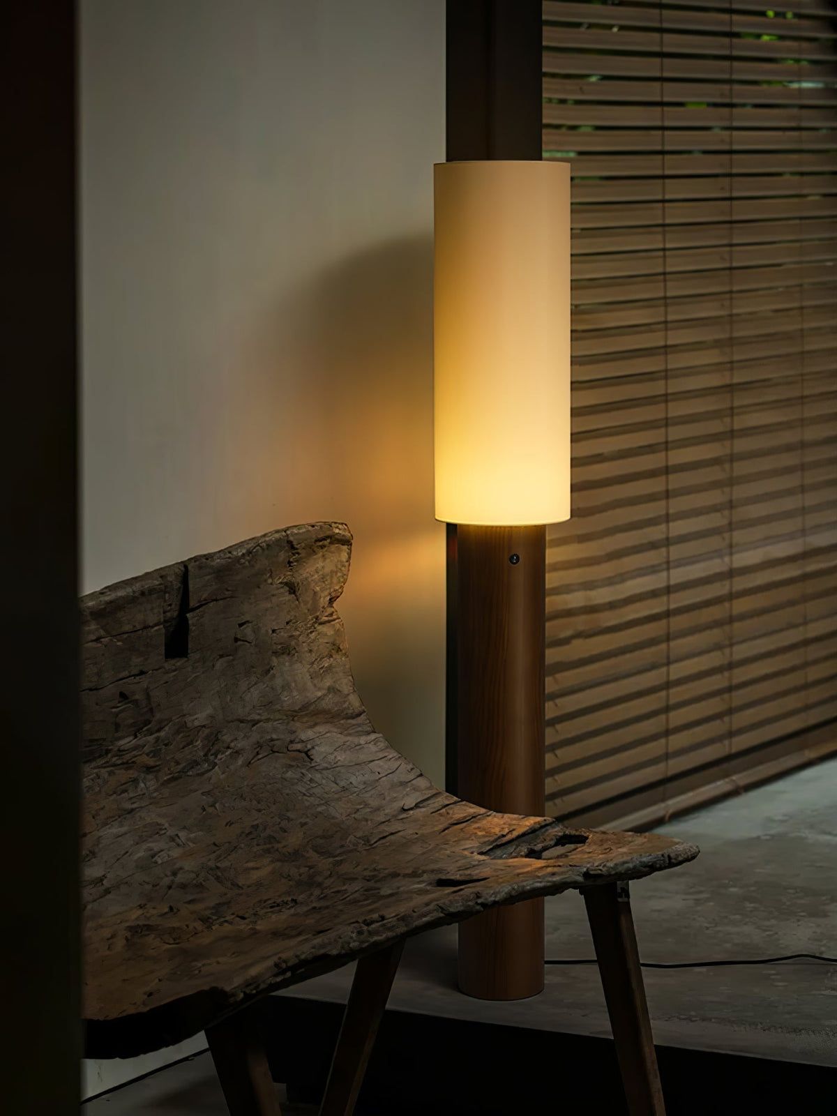 Uvynir cylindrisk golvlampa i trä