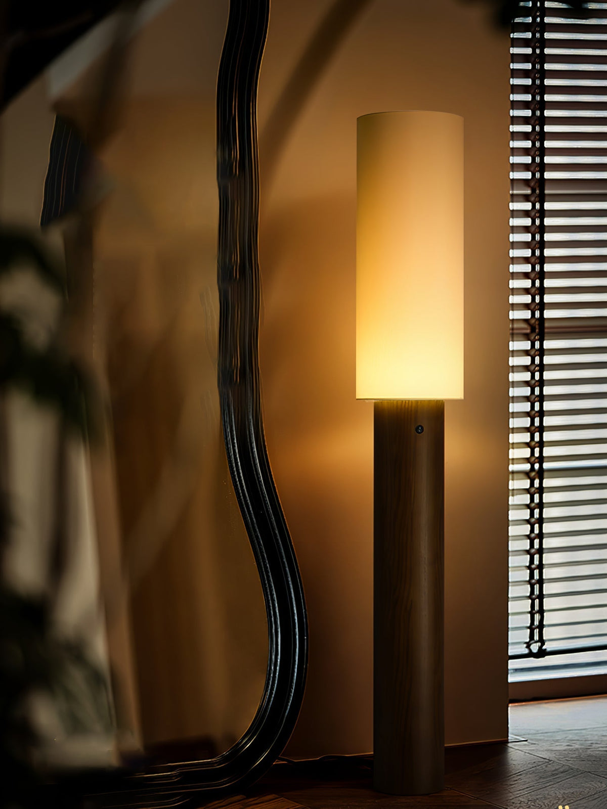 Uvynir cylindrisk golvlampa i trä