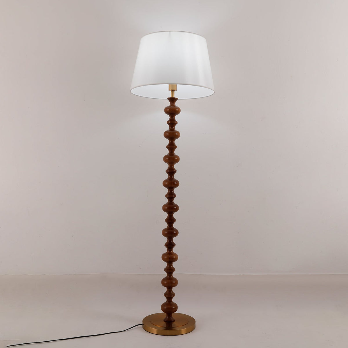 Rildes gulvlampe i træ og stof