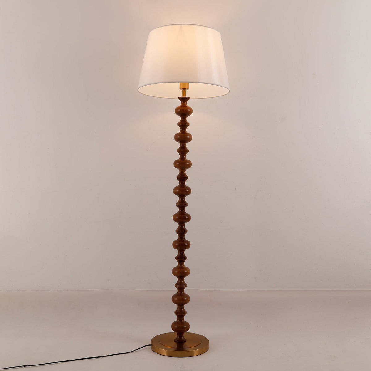 Rildes gulvlampe i træ og stof