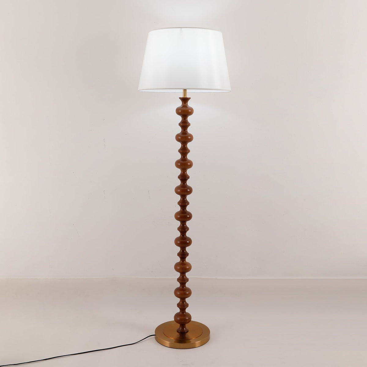 Rildes gulvlampe i træ og stof
