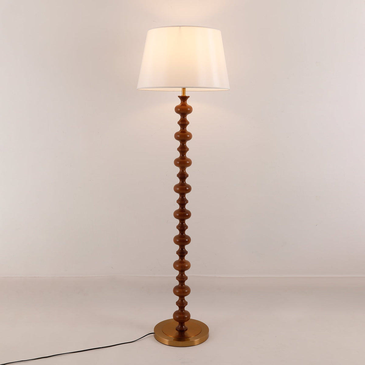 Rildes gulvlampe i træ og stof