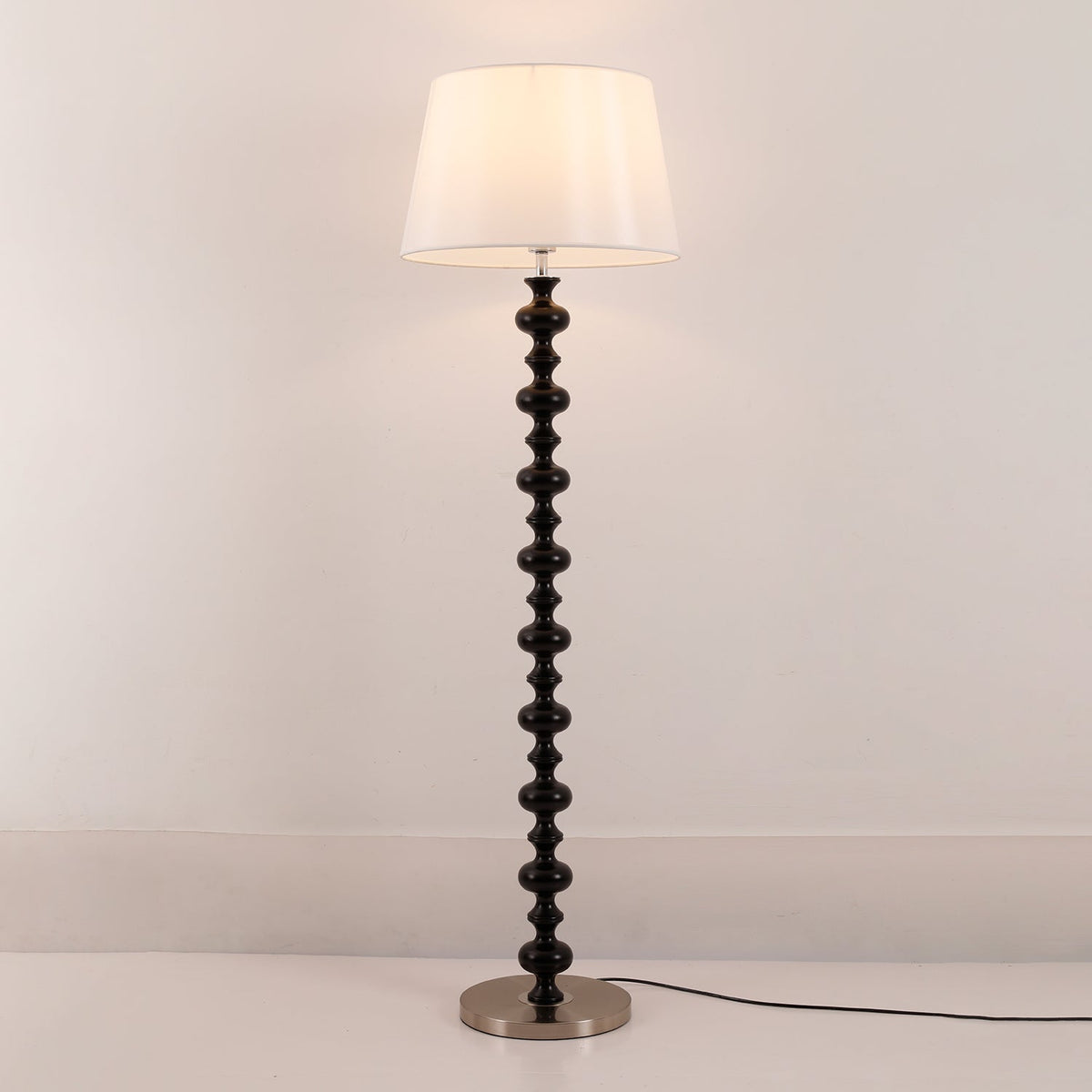 Rildes gulvlampe i træ og stof