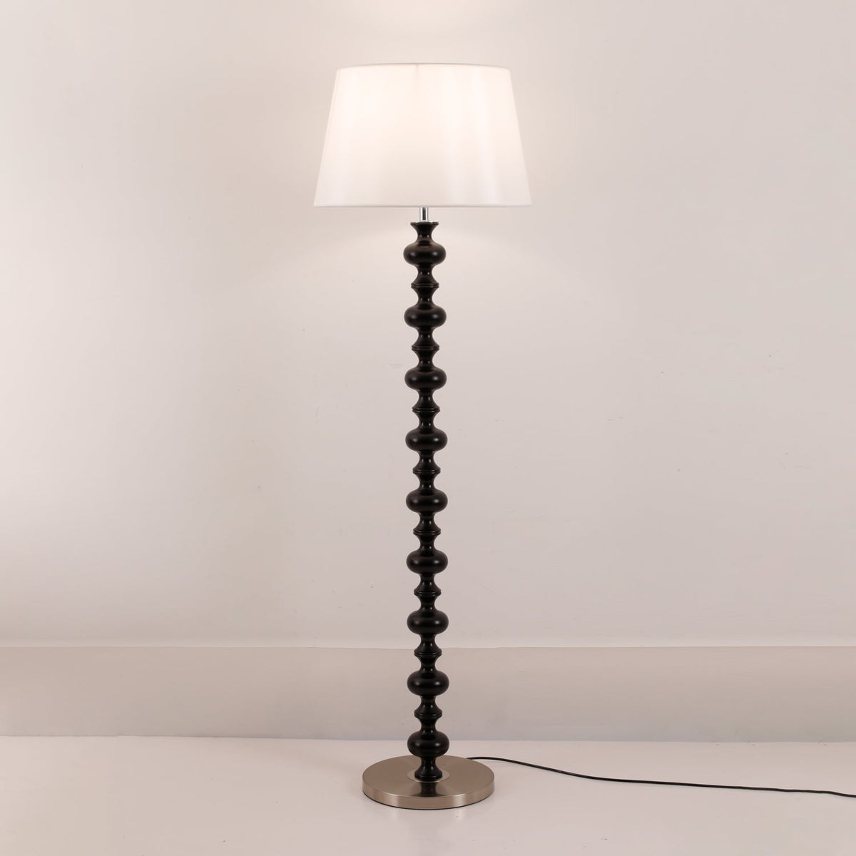 Rildes gulvlampe i træ og stof