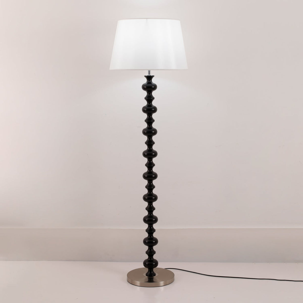Rildes gulvlampe i træ og stof
