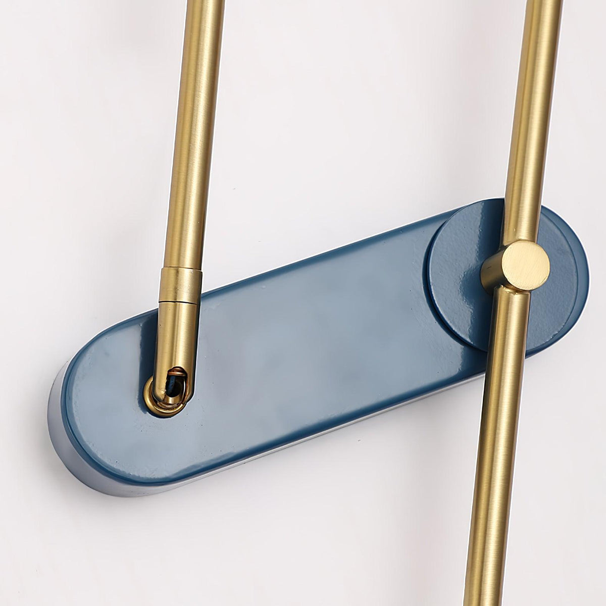 Curve Vägglampa med elektrisk krets