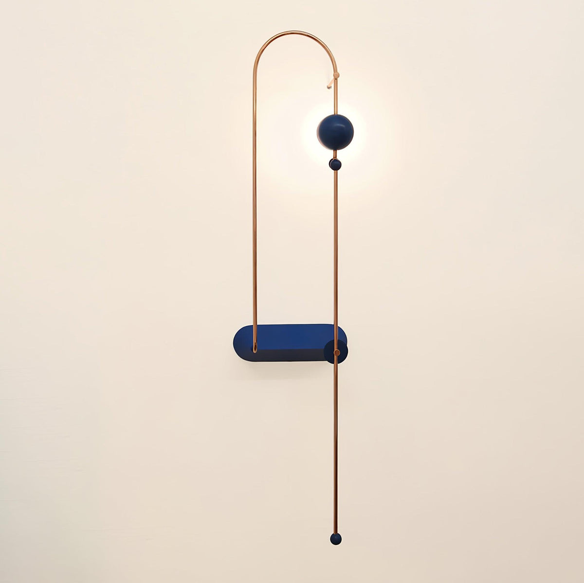 Curve Vägglampa med elektrisk krets