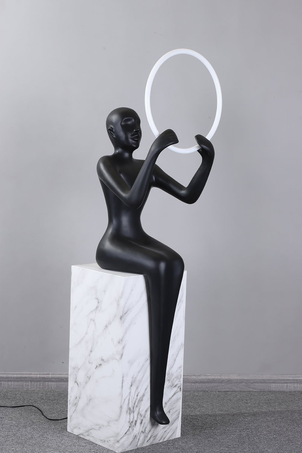 Orelaielle Skulpturel sort gulvlampe