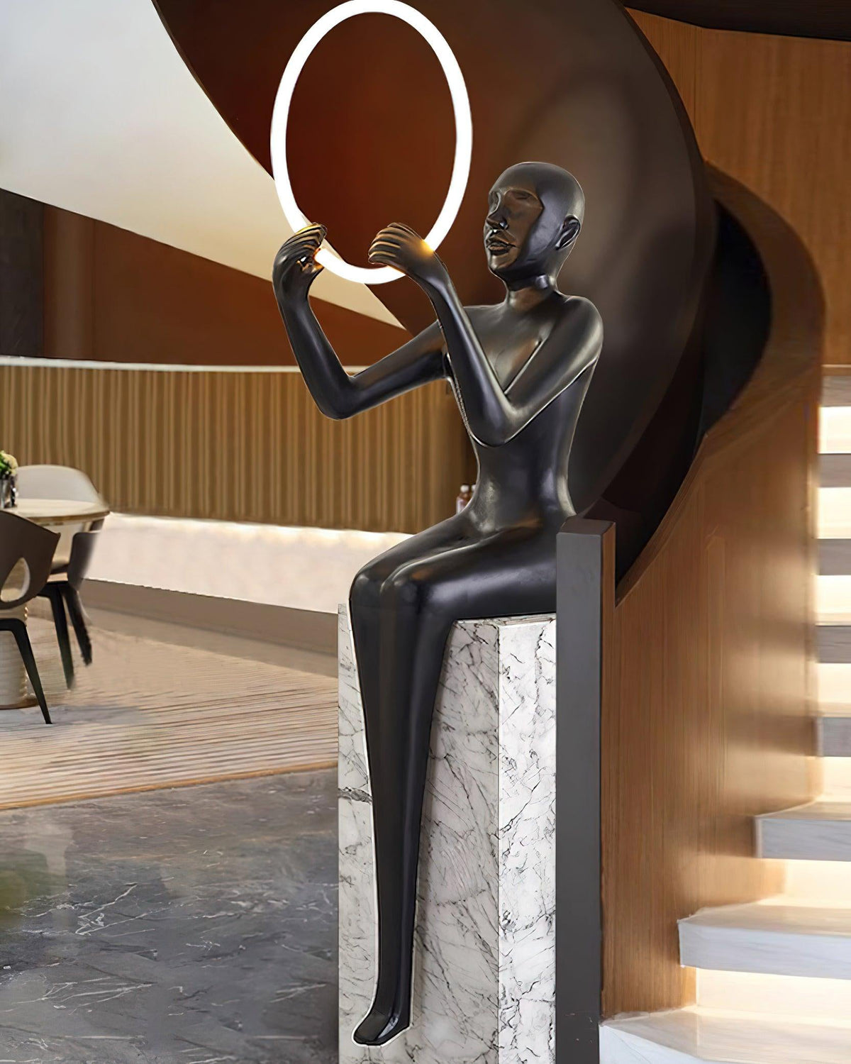 Orelaielle Skulpturel sort gulvlampe